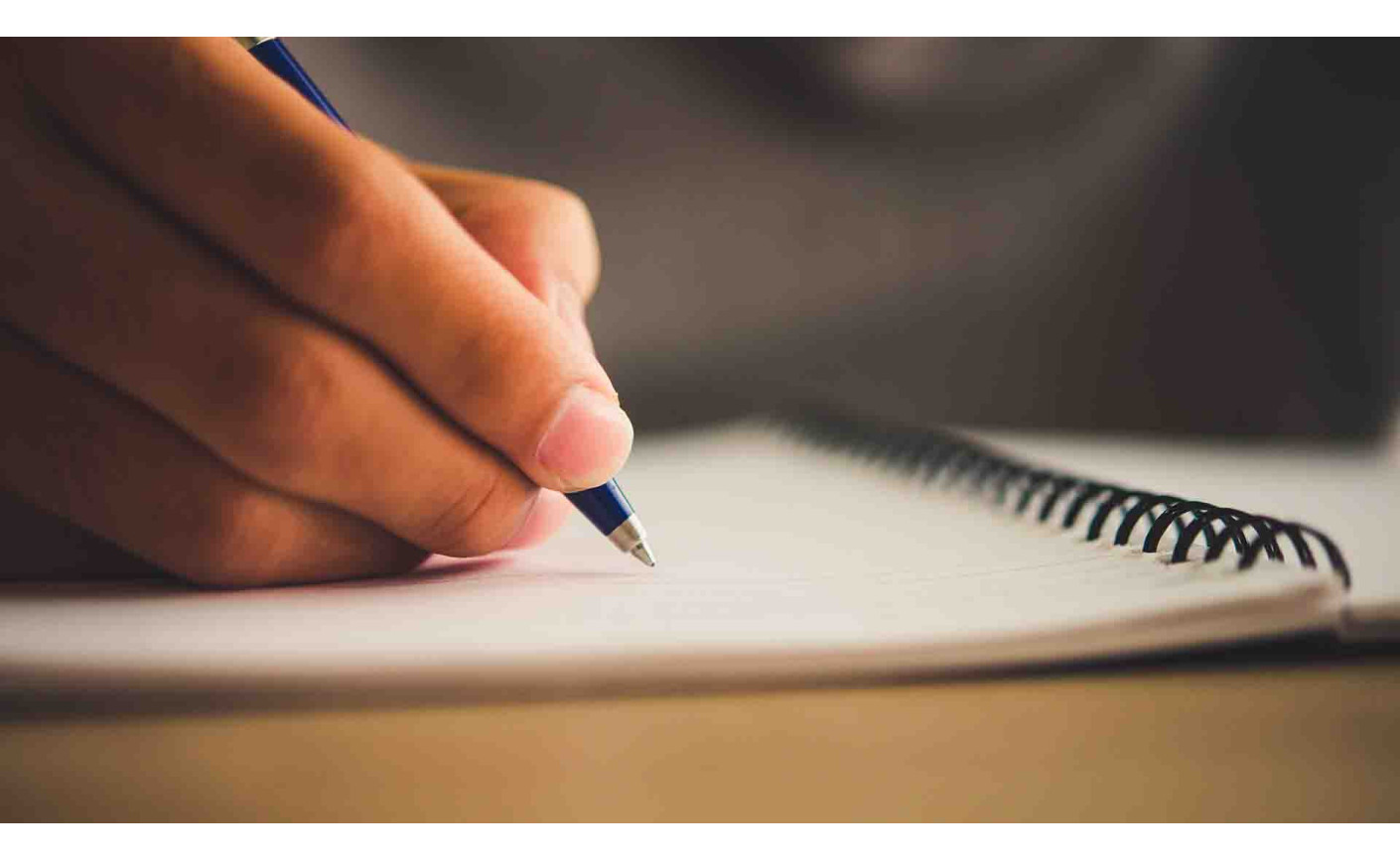 Entre el papel y la mente: por qué debemos seguir escribiendo a mano